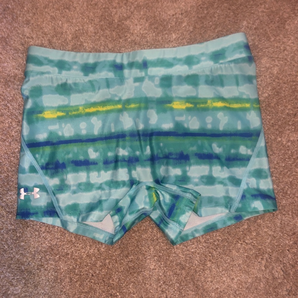 UA CUTE mid rise compression short!